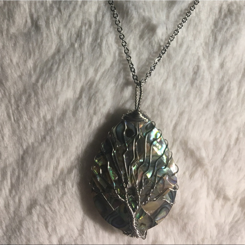 Shiny Patterned Green Tree Wire Necklace